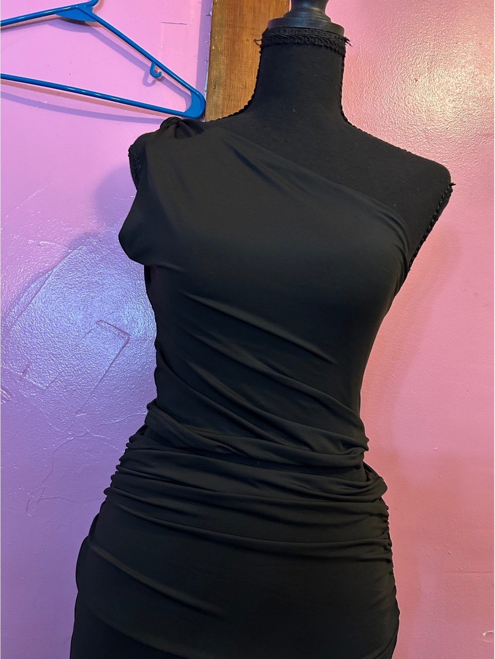 Elegant Black One-Shoulder Ruched shirt with Flowing Skirt